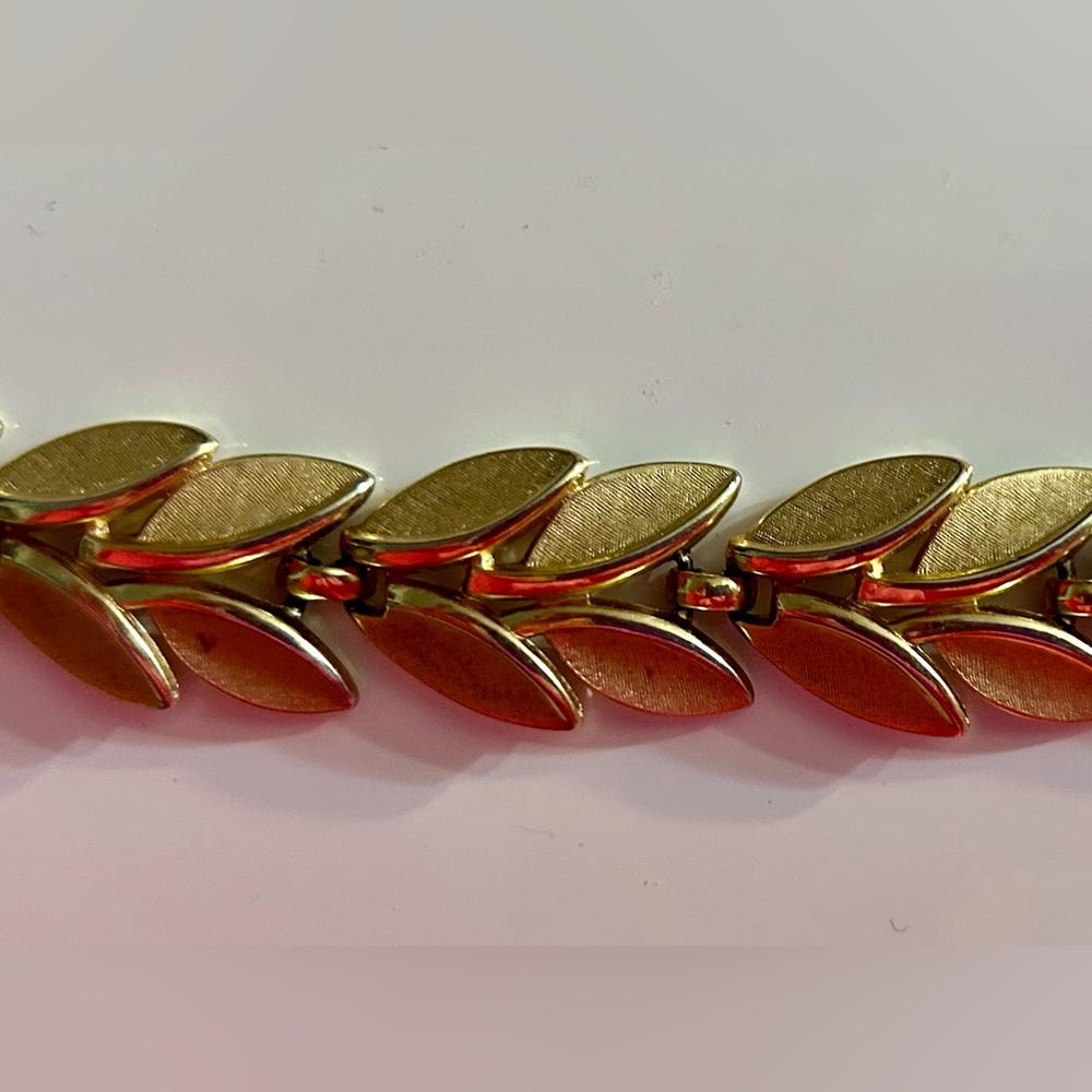 Crown Trifari Gold Leaf Bracelet vintage amazing condition!